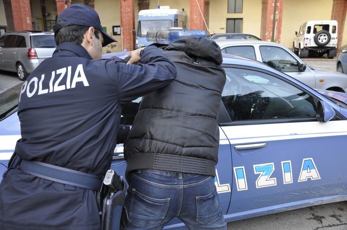 Tenta di spruzzare sangue con una siringa contro i poliziotti, arrestato 51 poliziacrotone