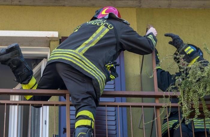 Incendio nella notte, i vigili del fuoco salvano 15 persone 51 protesta vigili del fuoco