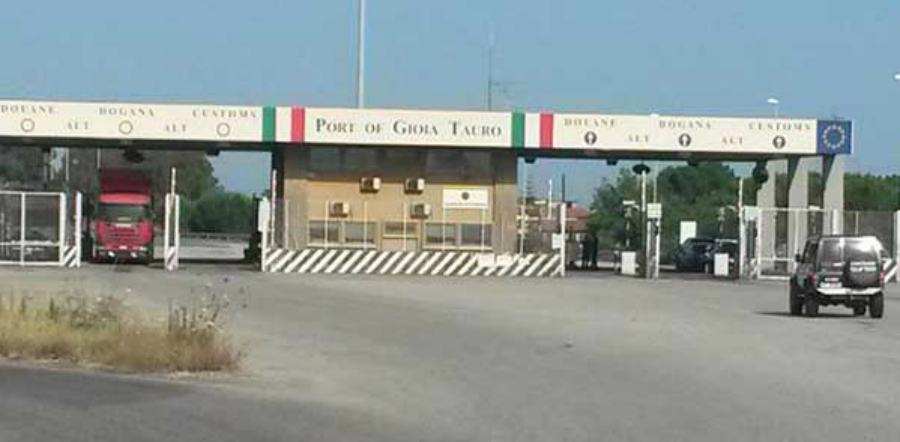 Migranti bloccano porto di Gioia Tauro: "Dateci i documenti". Investito un manifestante 51 porto gioia tauro 1