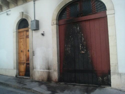 Incendiato a San Giovanni in Fiore il portone di casa di un'insegnante 51 portone prof san giovanniimplatini