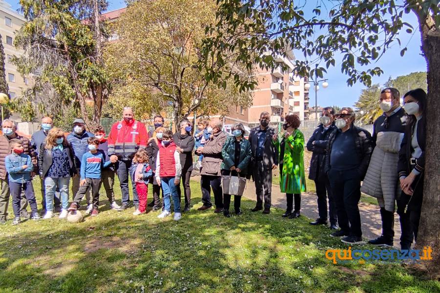 A Rende il Parco dei Nonni, Crocco: "una piccola grande rivoluzione sociale" 56 posa parco nonni rende 01