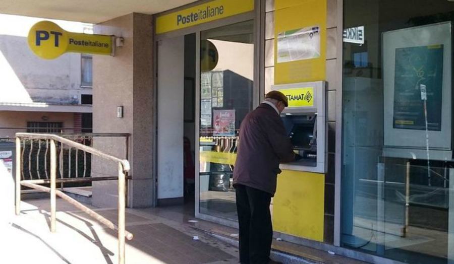 Da lunedì pensioni anticipate di agosto: over 75 possono delegare al ritiro i carabinieri 51 poste anziano sportello pensione atm 1