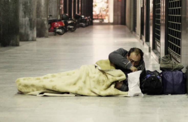 Allarme povertà a Cosenza, l'appello di Padre Fedele: "Scarseggiano alimenti, serve pane e latte" 51 povero clochard