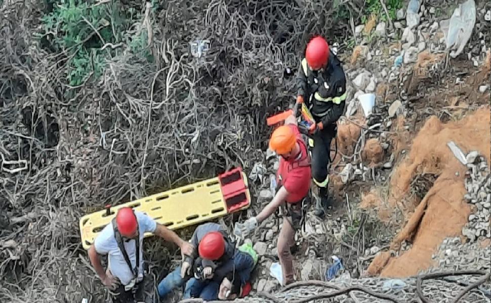 Precipita dal costone per oltre 30 metri. Soccorso e trasportato in ospedale 51 precipita da costone 2 1
