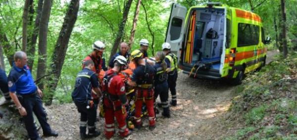 Tragedia in campagna: a passeggio con il cane e figlioletto, cade in un dirupo e muore 51 precipita in un dirupo