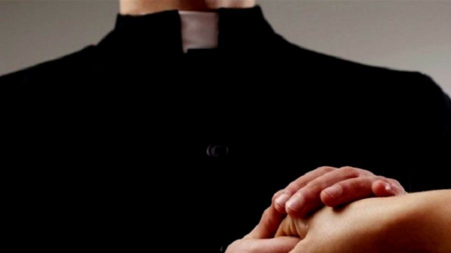 prete pedofilia sacerdote