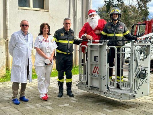 Ospedale dell'Annunziata di Cosenza: Babbo Natale arriva con l’autoscala dei Vigili del Fuoco 52 prima foto