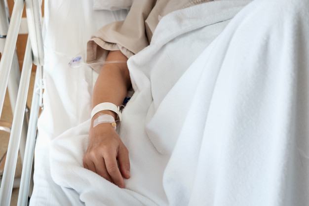 primo piano del tubo endovenoso sulla mano del paziente nel letto di ospedale 29007 63 1