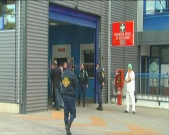 Scene da Annunziata: guardia giurata minaccia un'infermiera, sequestrata pistola d'ordinanza 188 pronto soccorso cosenza