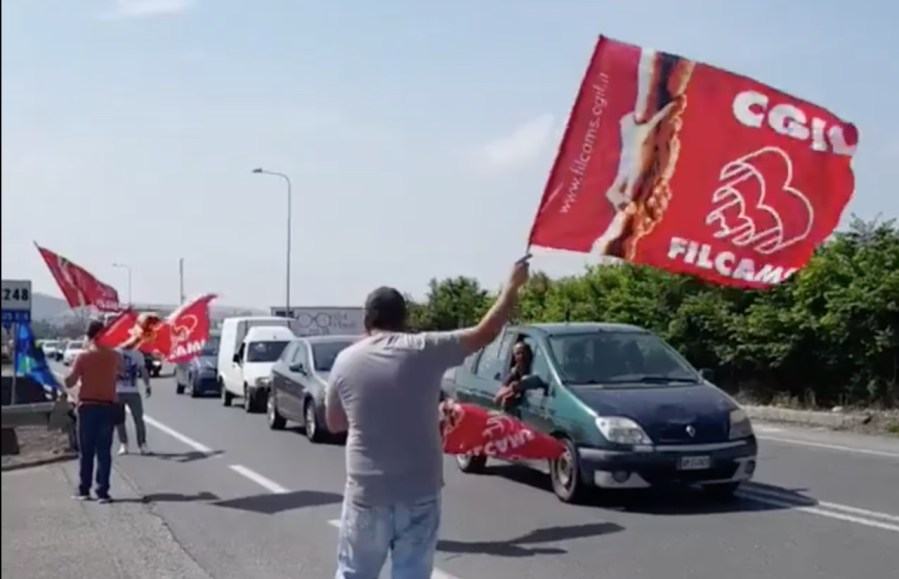 Stipendi in ritardo, guardie giurate bloccano la statale 106 51 protesta 106
