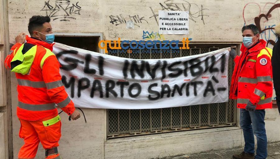 Protesta all'ASP di Cosenza: "nessuna indennità Covid, basta invisibili della sanità" 55 protesta 118 e ps davanti asp cosenza 02