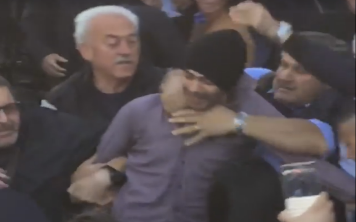 (VIDEO) Cerca di colpire Salvini con pietre e martello, ma la gente di Rossano lo blocca 77 protesta 3