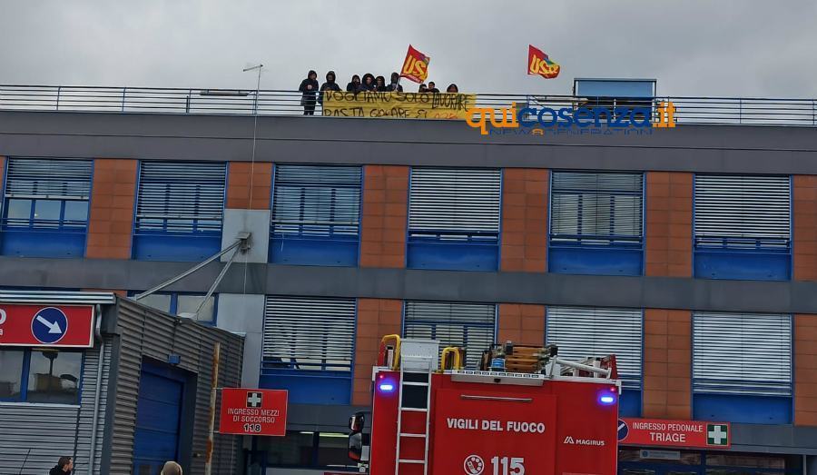 protesta Seatt tetto pronto soccorso cosenza 02