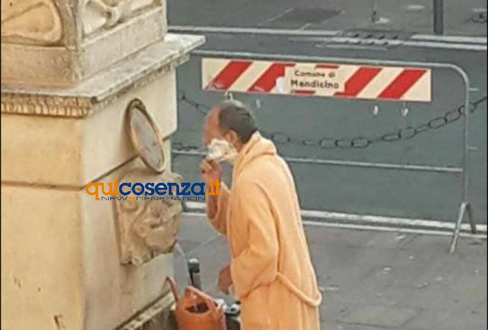 FOTONOTIZIA - Mendicino senz'acqua: cittadino si fa la barba alla fontana comunale (VIDEO) 53 protesta acqua mendicino