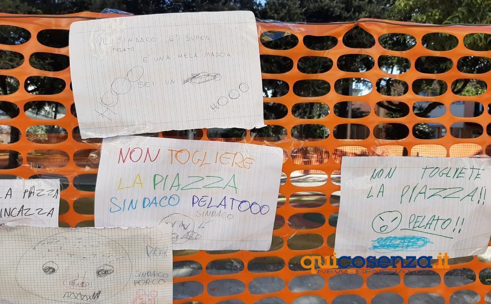 "Plastina-Pizzuti", la replica dei genitori «hanno strumentalizzato i messaggi dei nostri figli» 51 protesta bambini cosenza via roma 03