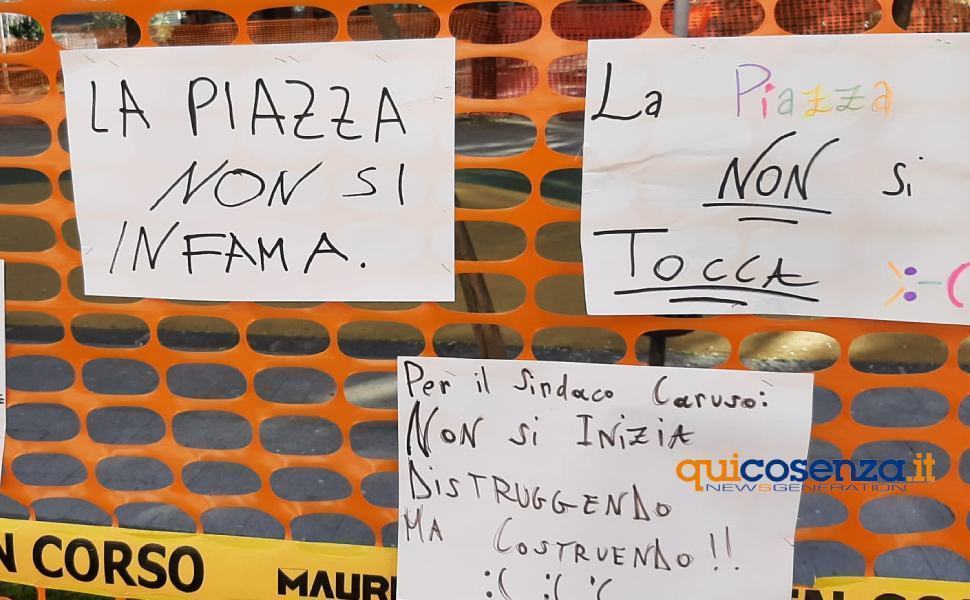 Cosenza, sul cantiere di Via Roma i messaggi dei bambini: "la piazza non si tocca" 51 protesta bambini cosenza via roma 06