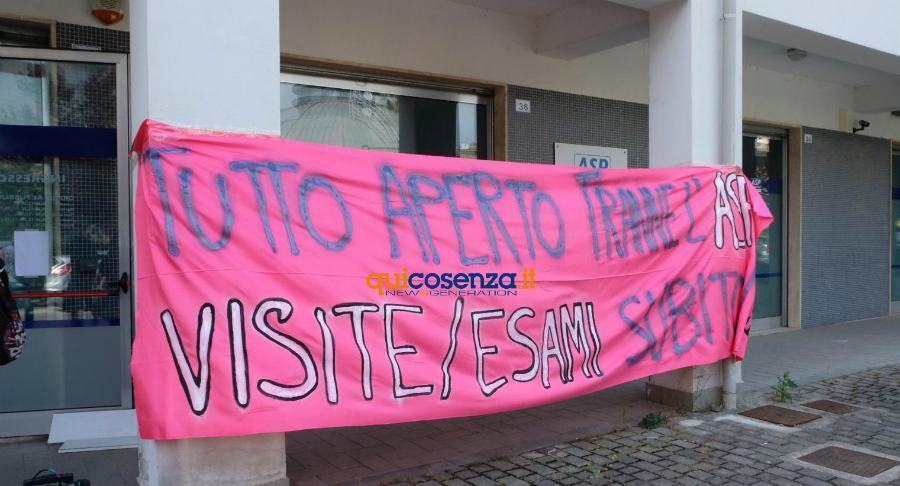 Consultori dell'Asp ancora chiusi, proteste a Cosenza - VIDEO 53 protesta consultorio cosenza fem in 02