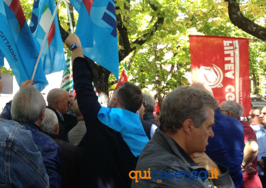 Lavoro, Castagna: "governo regionale peggiore degli ultimi 20 anni". Sit in il 16 novembre (AUDIO) 53 protesta cosenza cgil cisl uil 05
