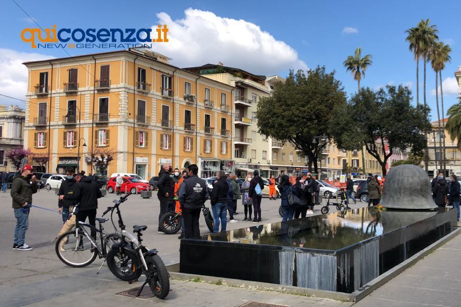 Cosenza: disagio abitativo, welfare e cooperative. Sit in a palazzo dei Bruzi 62 protesta cosenza cooperative b don bosco e prendocasa