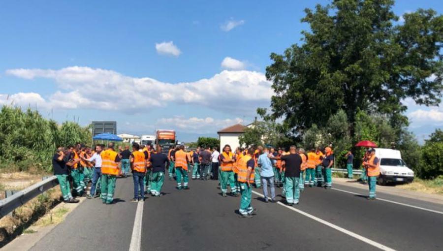 Lavoratori Ecoross senza stipendio e quattordicesima, bloccano statale 106 51 protesta ecoross ss 106