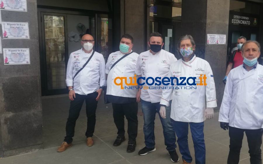 Ristoratori in piazza incontrano Occhiuto: "fondi mai arrivati e domande rigettate" 55 protesta esercenti ristoratori comune cosenza 01
