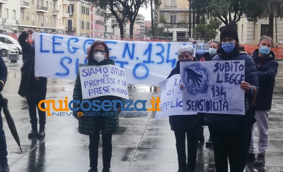 Autismo, protesta a Cosenza: "riassegnate lo stabile di Sant'Ippolito" 51 protesta famiglie cosenza legge 134 disabilita 04