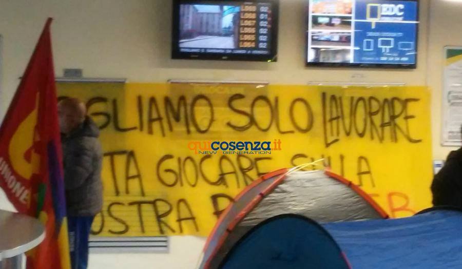 protesta lavoratori SEATT Cup Cosenza