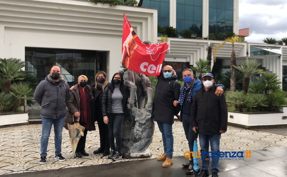 protesta lavoratori licenziati ariha hotel rende