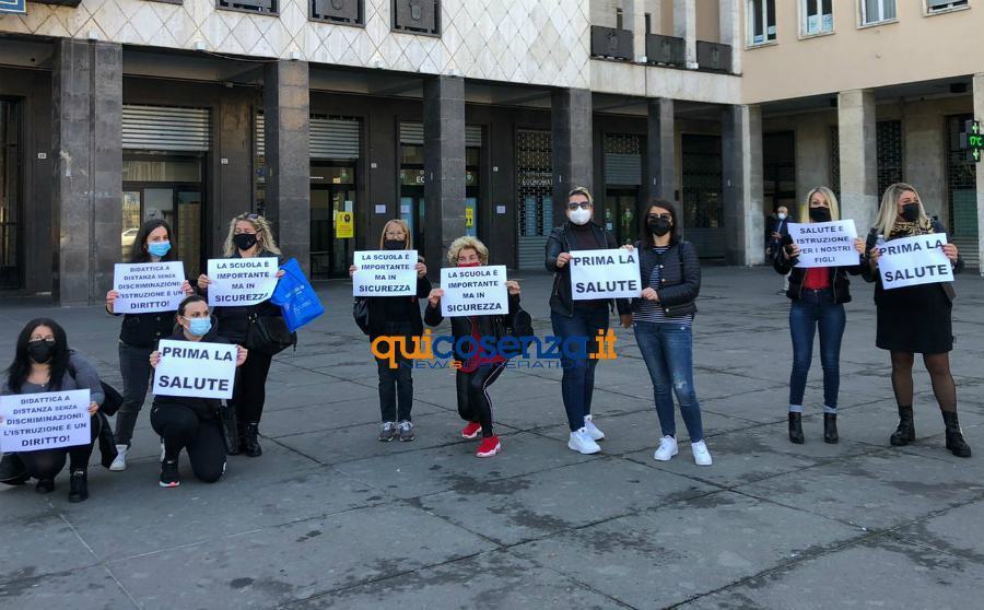 protesta mamme cosenza chiusura scuole 01