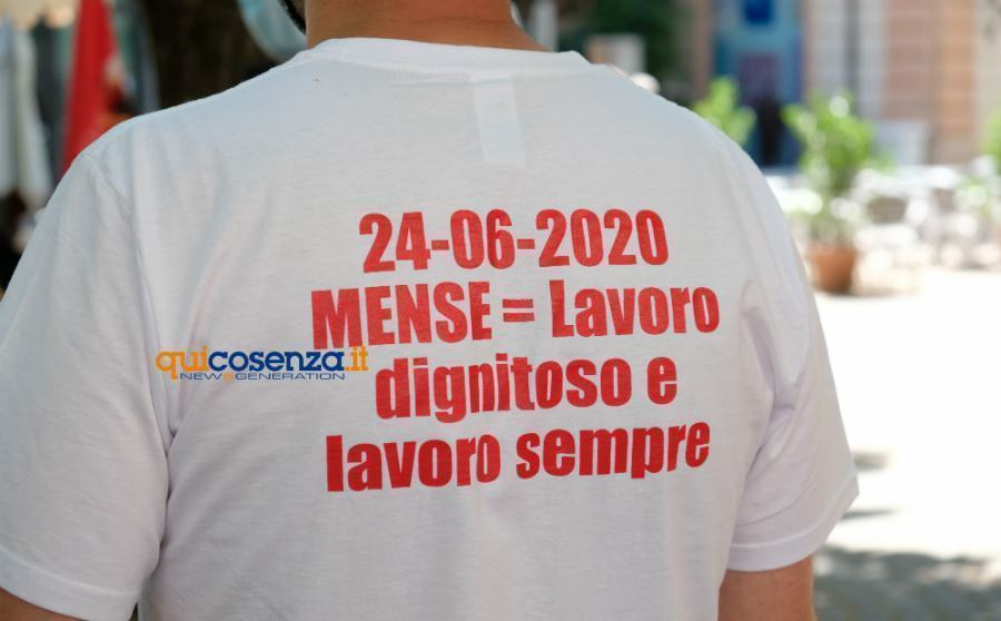 Cosenza: sit-in dei lavoratori delle mense scolastiche e aziendali davanti la Prefettura 57 protesta mense cosenza 07