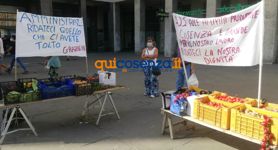 protesta mercato via asmara cosenza 03