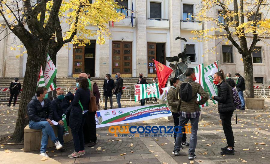protesta metalmeccanici piazza 11 settembre cosenza 02