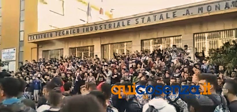 Protestano gli studenti del Monaco: "al Fermi un piano ristrutturato, per noi aree inagibili e sporche" 53 protesta monaco