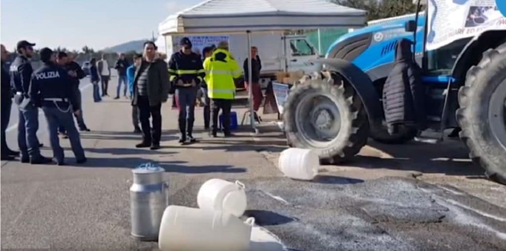 protesta pastori crotonesi latte 1024x508 1