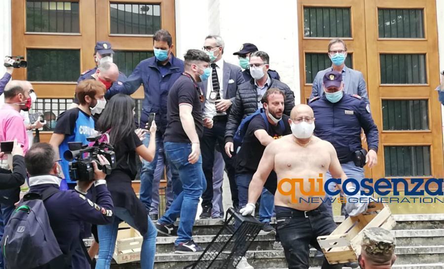 Cosenza, manifestanti tentano di entrare in Prefettura (FOTO e VIDEO) 57 protesta prefettura cosenza 01