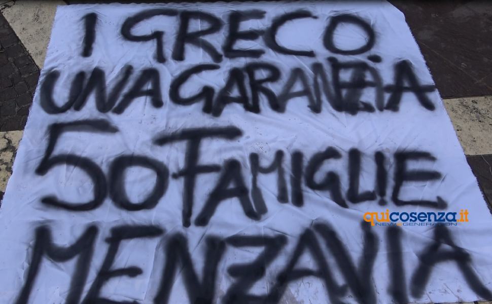 In piazza i dipendenti della San Bartolo, in 50 rischiano il licenziamento 1 protesta san bartolo usb cosenza piazza kennedy 02