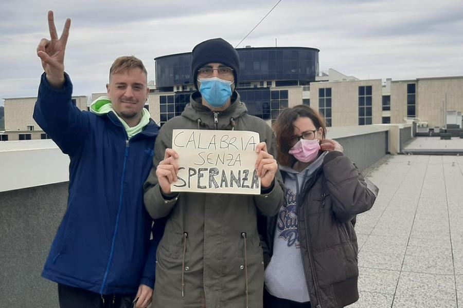 protesta sanita tetto cittadella catanzaro