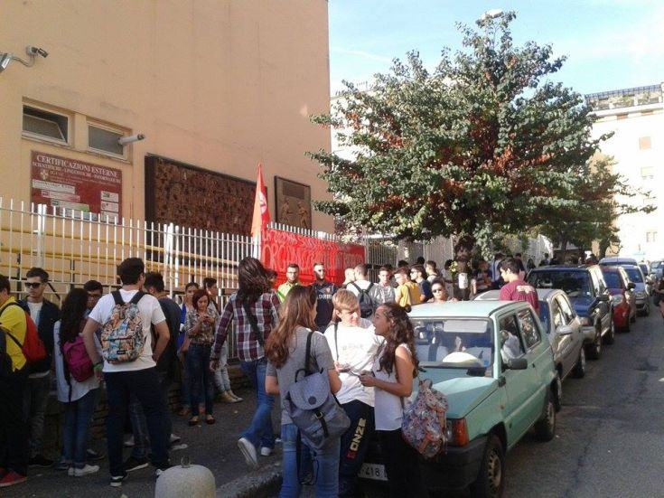 Il primo giorno di scuola a Cosenza si apre con la protesta degli studenti 194 protesta scuola cosenza