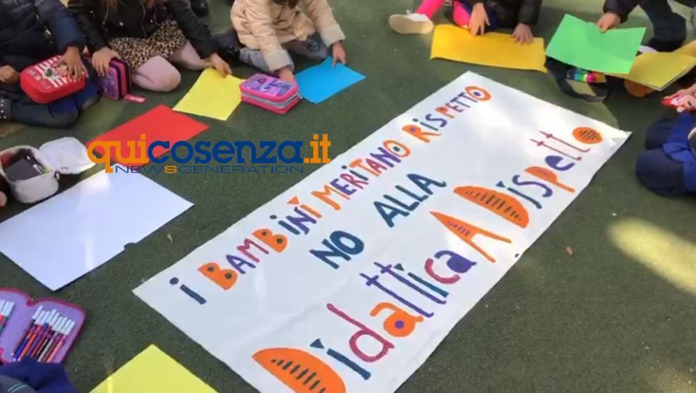 protesta scuola via roma bambini contro dad