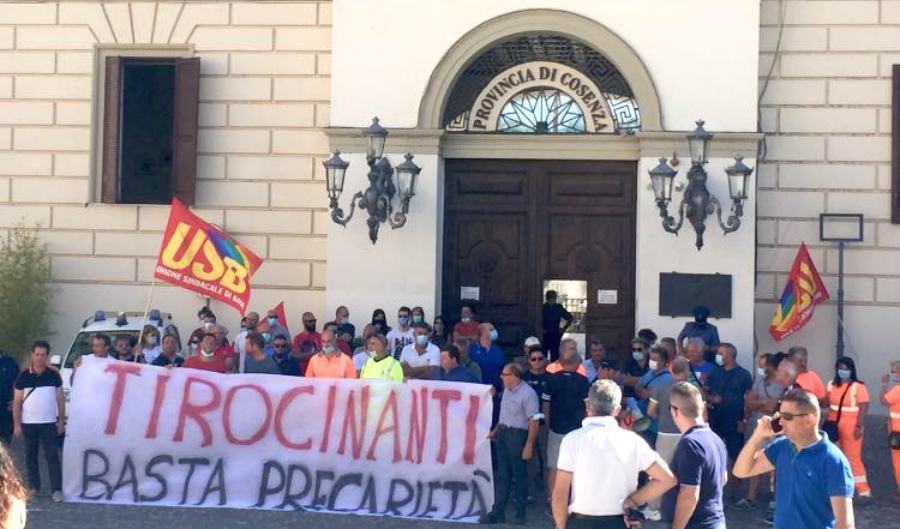 protesta tirocinanti piazza xv marzo cosenza