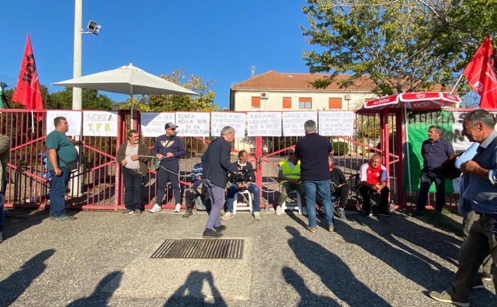 protesta trebisacce consorzio incatenati azienda 01 3