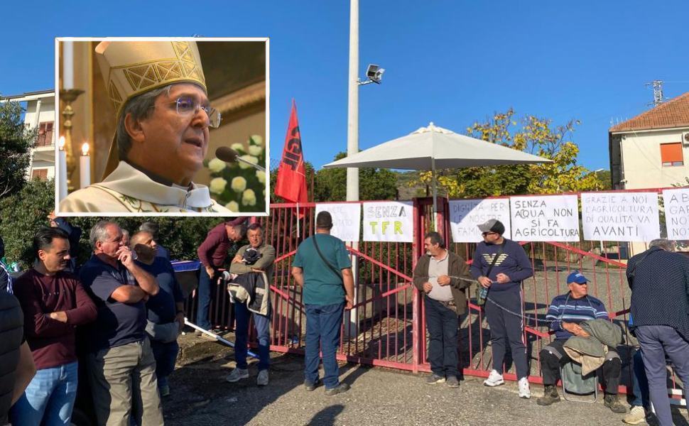 protesta trebisacce consorzio incatenati azienda 02 APPELLO SAVINO