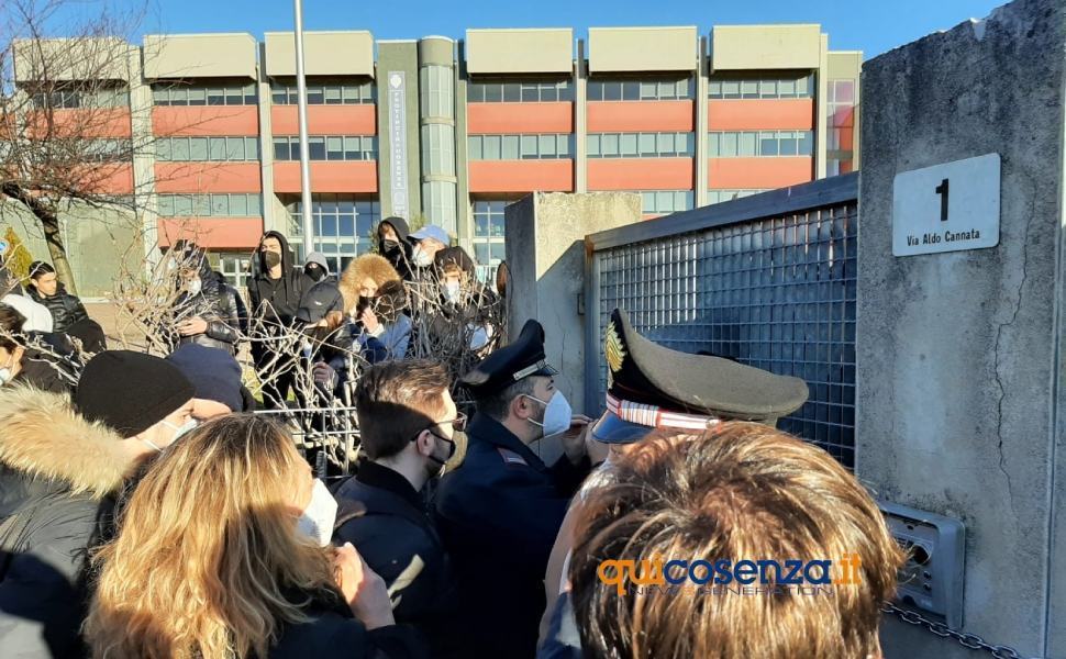 Castrolibero, studentessa che ha denunciato le molestie ascoltata dagli ispettori 51 protesta valentini majorana cancelli carabinieri 1