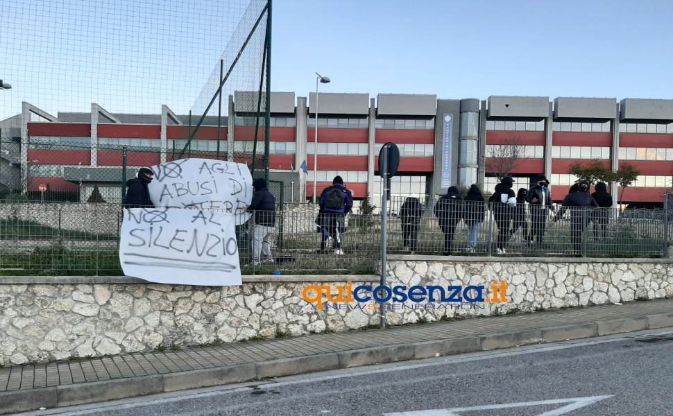 Abusi al liceo, la vittima "il prof mi disse 'avrei dovuto farti di peggio'" 51 protesta valentini majorana no molestie 02