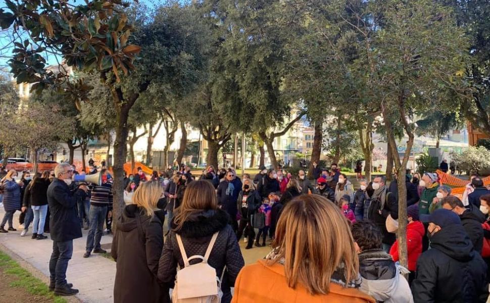 Cosenza, protesta per la riapertura di via Roma: "sindaco faccia un passo indietro" 51 protesta via roma contro smantellamento piazza rodota