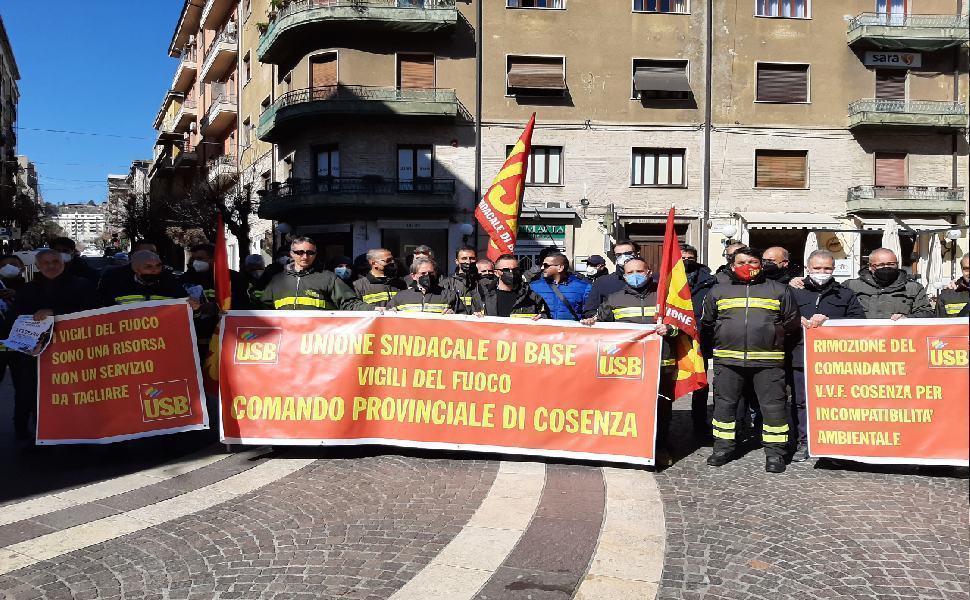 Cosenza, vigili del fuoco contro il comandante Rizzo "venga rimosso" 1 protesta vigili del fuoco cosenza 1