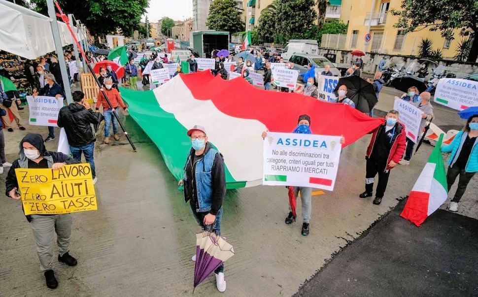 Dai ristoratori agli ambulanti, ancora proteste nelle città. Prime riaperture il 20 aprile 59 proteste ristoratori