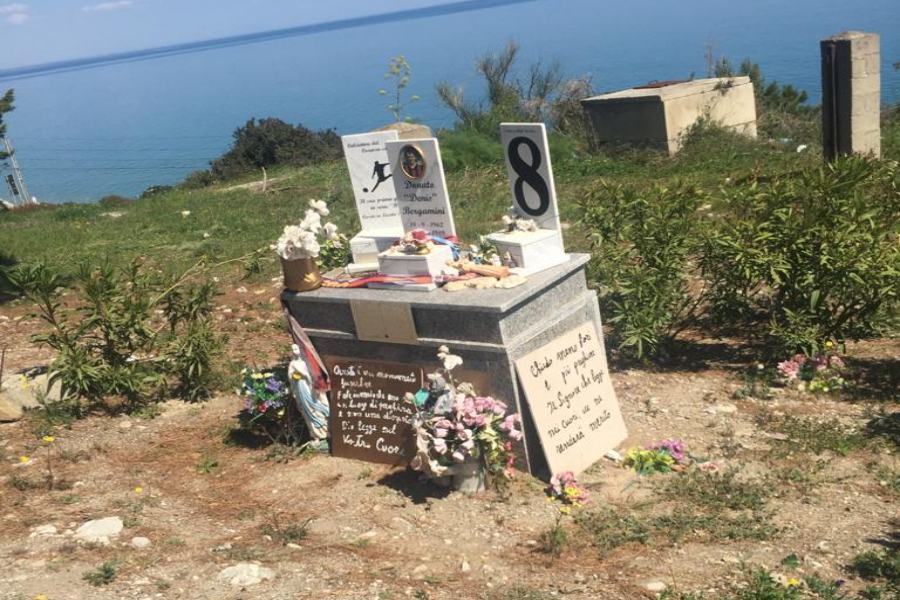 Ripulita dai rifiuti l'area che ospita la lapide di Bergamini 56 pulizia area lapide bergamini 106 04