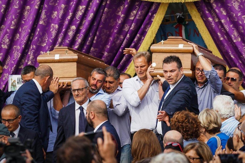 Lo strazio di amici e parenti ai funerali delle vittime del Raganello 51 qualiano