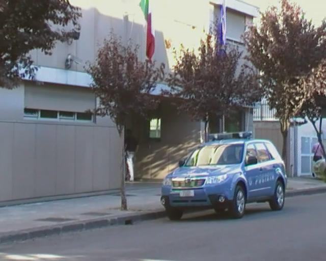 Rapina al negozio di detersivi "Splendidi e Splendenti" a Cosenza. Arrestato un 31enne, due i ricercati 68 questura cs